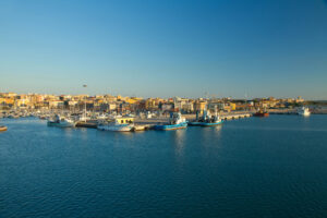 Le port de Porto Torres avec ses petits bateaux typiques par un beau temps