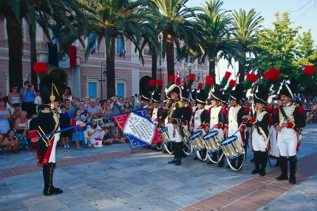 La garde impériale qui défile dans Ajaccio