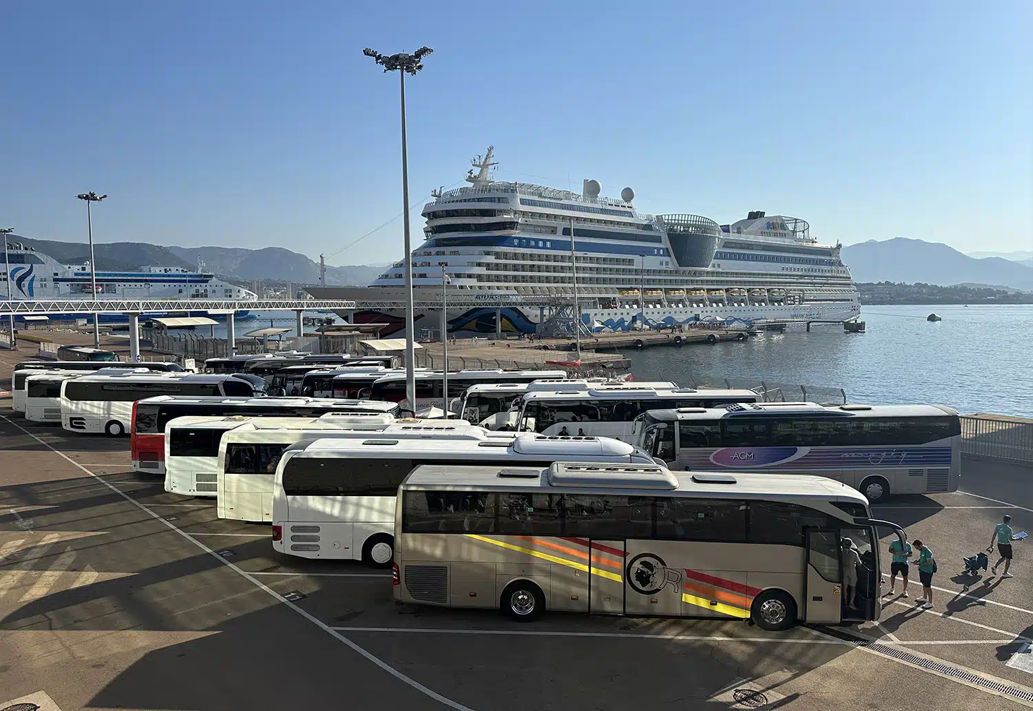 Bus garés devant le port en attendant les passagers de la croisière