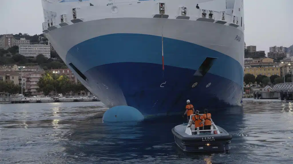 Un bateau avec des agents du ports procédant au lamanage d'un navire de la Moby Lines