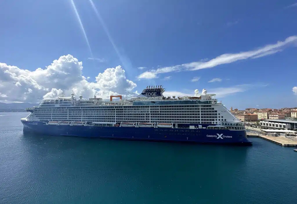 Bateau de croisière Liberty Edge dans le port d'Ajaccio