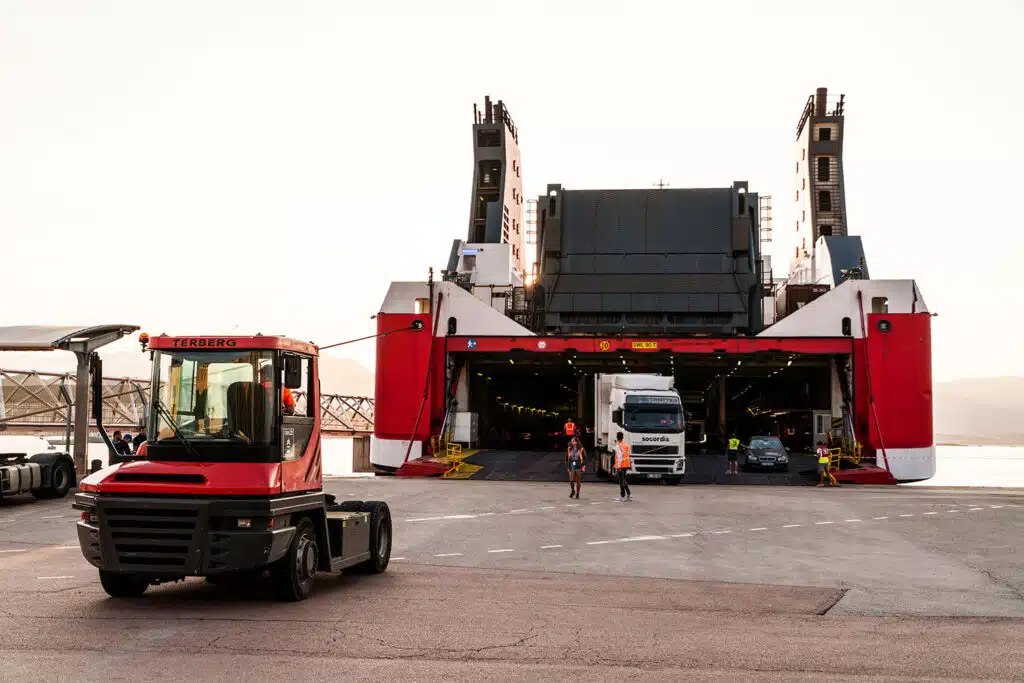 Les agents du port procédant à l'acconage d'un navire